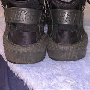ALL BLACK NIKE HUARACHES